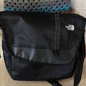 The North Face Base Camp Voyager Messenger Bag-Pre-loved ❤️